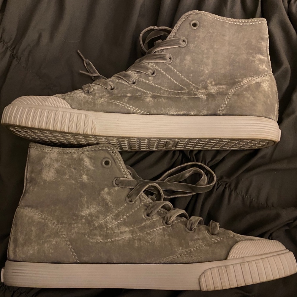Tretorn  ✨ crushed velvet high tops